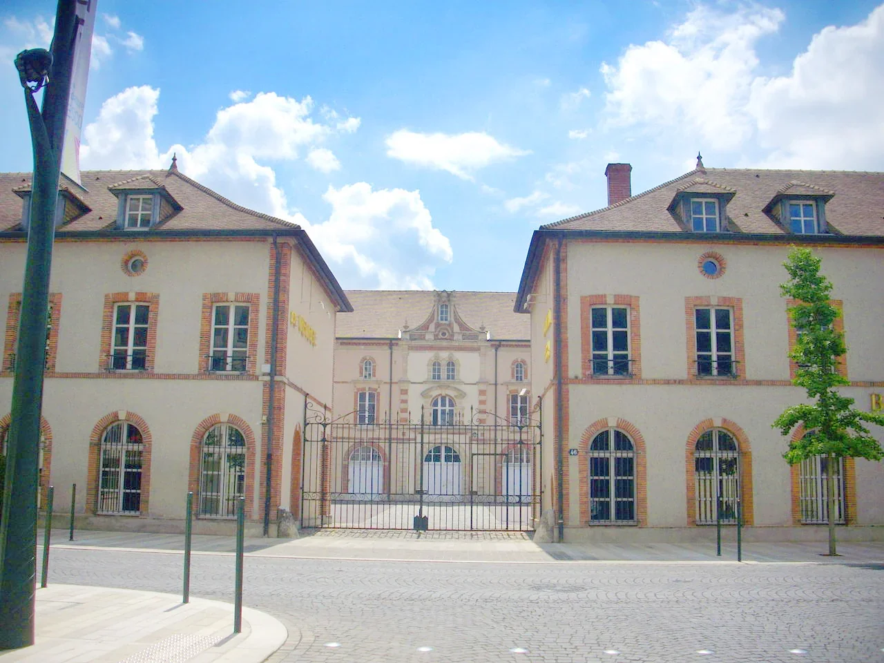 The courtyard entrance of Champagne de Venoge on Avenue de Champagne