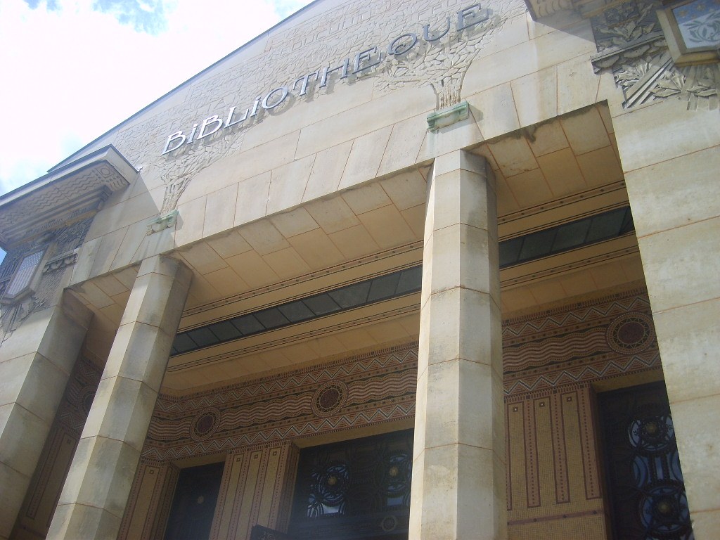 The Art Deco entrance of Carnegie Library in Reims, photographed in July 2007