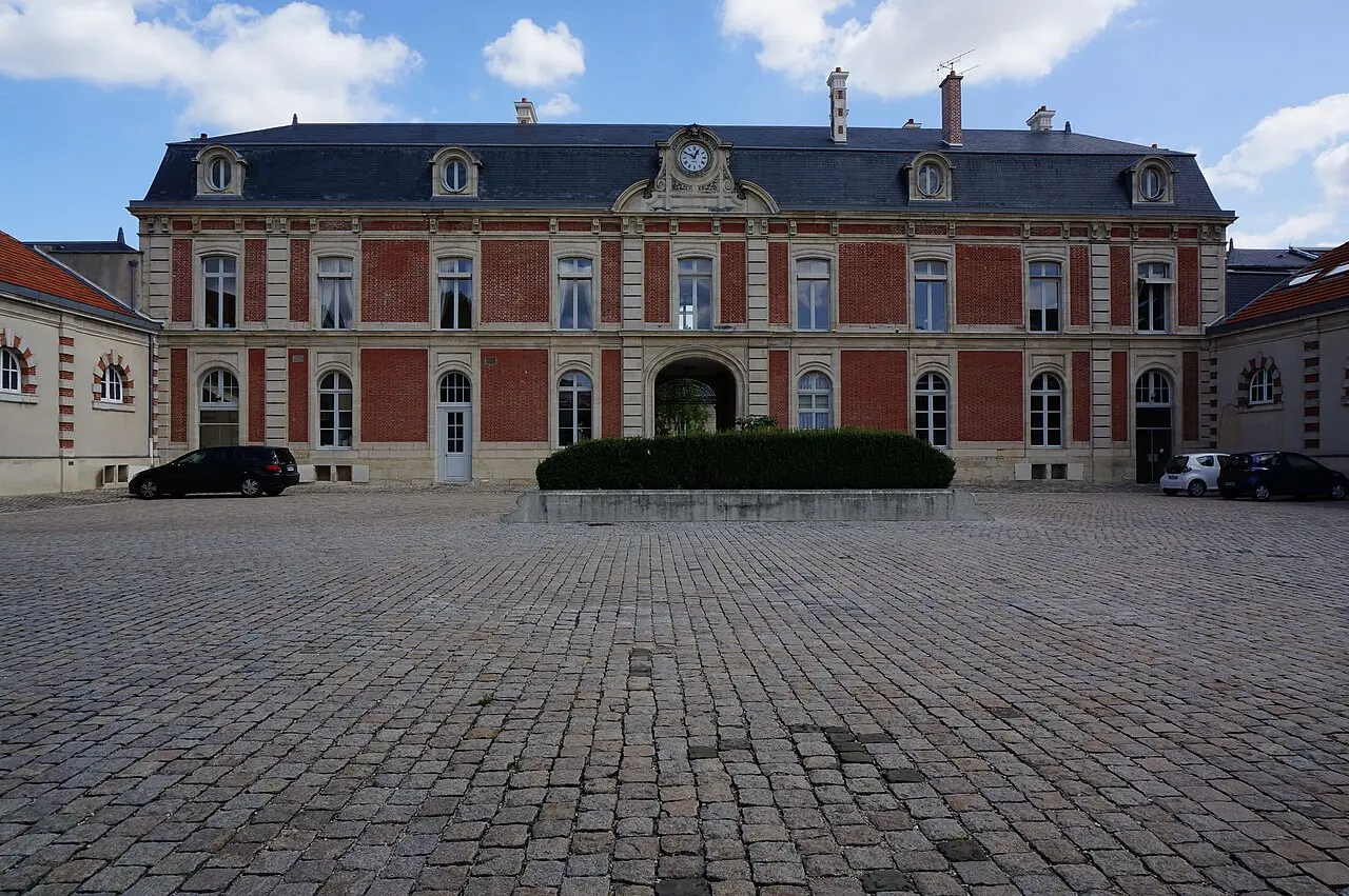 A second view of Hôtel Roederer on boulevard Lundy in Reims
