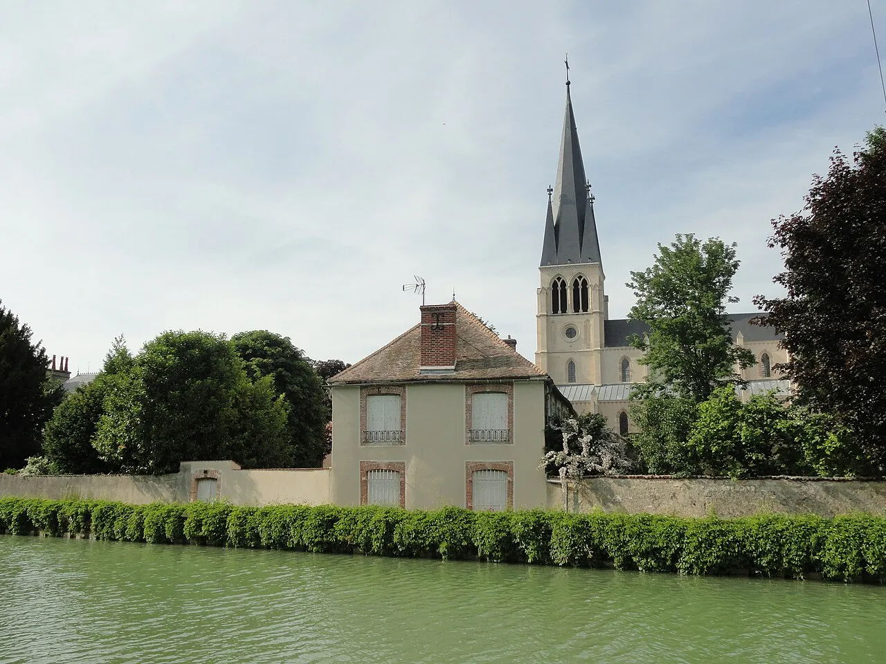 Church and canal at Tours-sur-Marne
