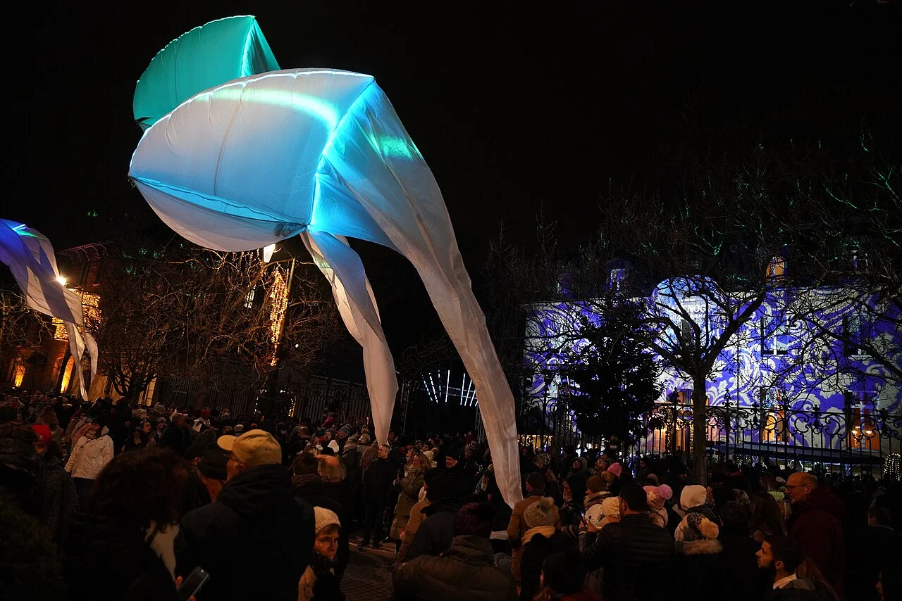 Performance at de Venoge during Habits de Lumière in Épernay in 2024