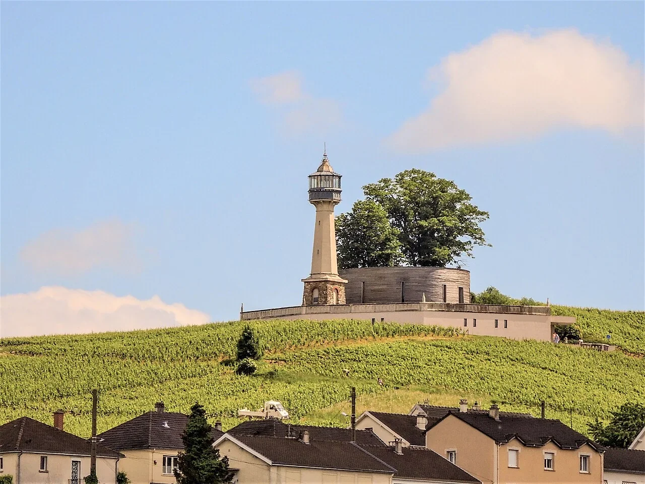 Espirat — CC BY-SA 4.0 The Verzenay lighthouse overlooking vineyards and village rooftops